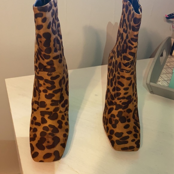 CHARLOTTE RUSSE LEOPARD ANKLE BOOTS - Picture 2 of 4